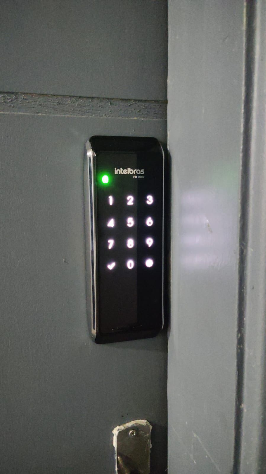 Maçaneta eletrônica na porta de acesso do espaço